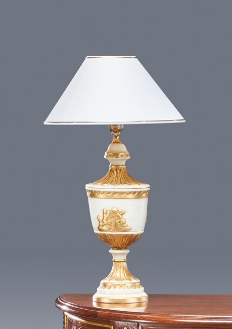 LAMPE formée d'un vase de forme balustre...