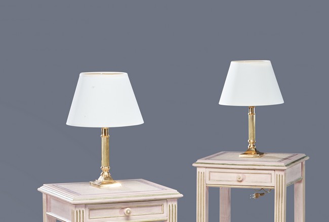 PAIRE DE LAMPES en forme de bougeoir en laiton...