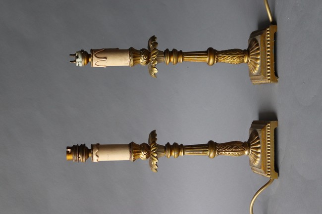 PAIRE DE LAMPES en métal doré, le fût à cannelures...