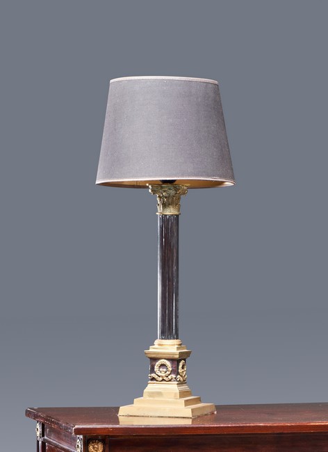 LAMPE en forme de colonne corinthienne, en...
