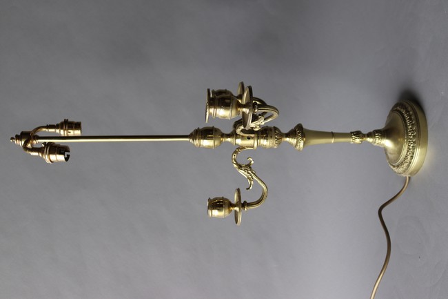 LAMPE BOUILLOTTE en bronze doré ciselé de...