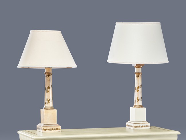 PAIRE DE LAMPES colonnes en tôle crème à...
