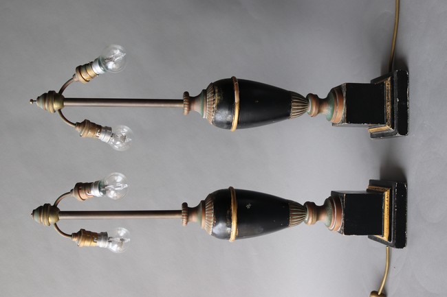 PAIRE DE LAMPES en bois laqué noir et doré...
