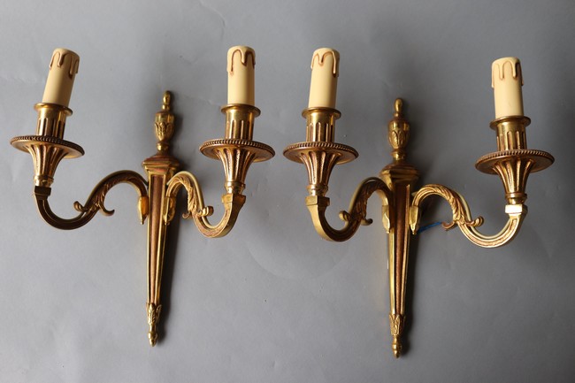 DEUX PAIRES D'APPLIQUES en bronze doré et...