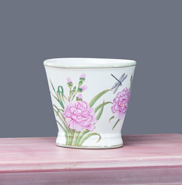 CACHE-POT en porcelaine émaillée polychrome...