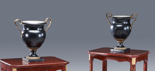 PAIRE DE VASES balustres en porcelaine laquée...