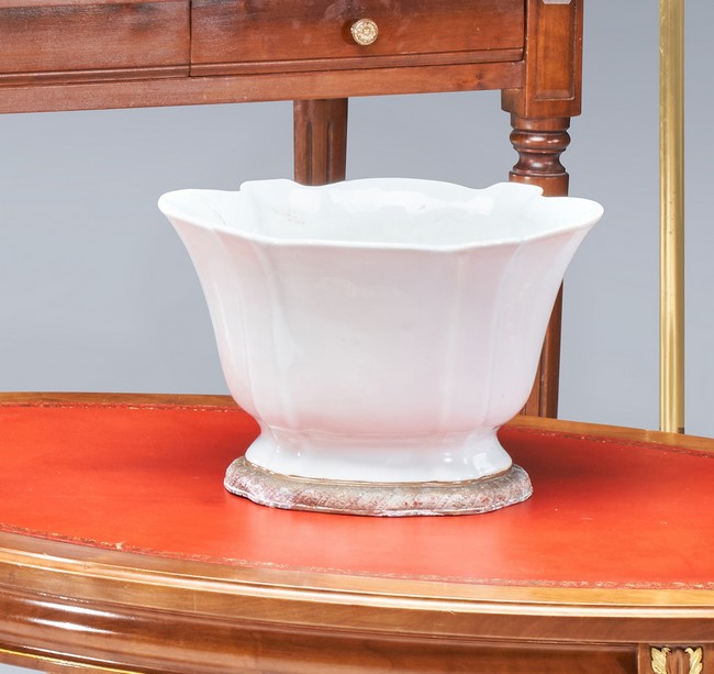 GRAND CACHE-POT en porcelaine blanche reposant...