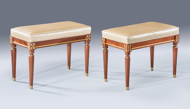 PAIRE DE TABOURETS rectangulaires en bois...
