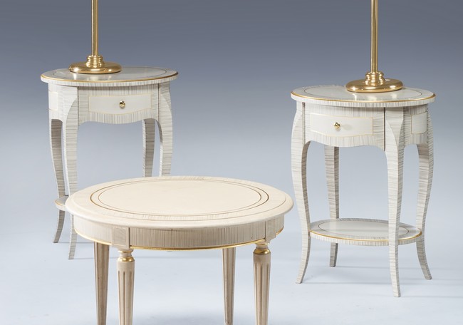 PAIRE DE TABLES DE CHEVET ovales, en bois...