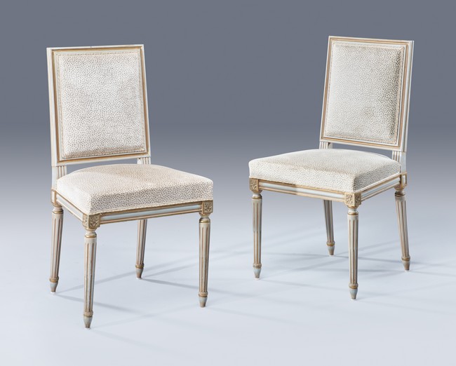 PAIRE DE CHAISES à dossier rectangulaire...