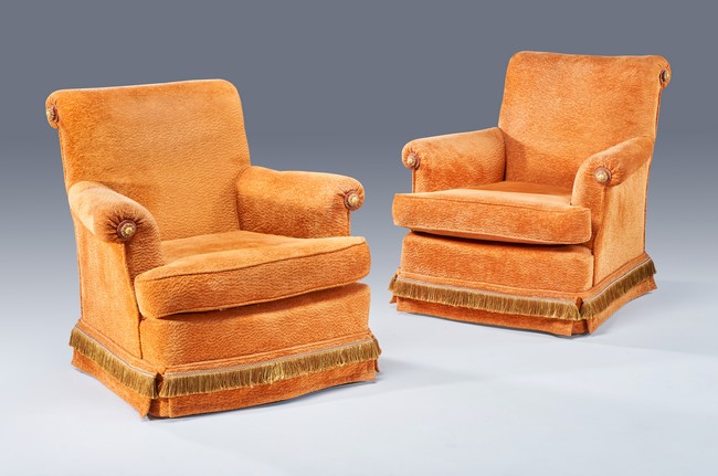 PAIRE DE FAUTEUILS confortables, à dossier...