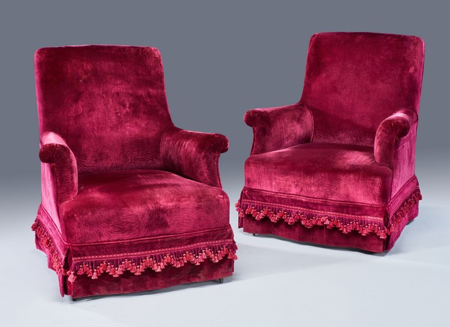 PAIRE DE FAUTEUILS à dossier droit, accotoirs...