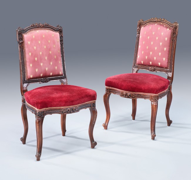 PAIRE DE CHAISES à dossier droit en anse...
