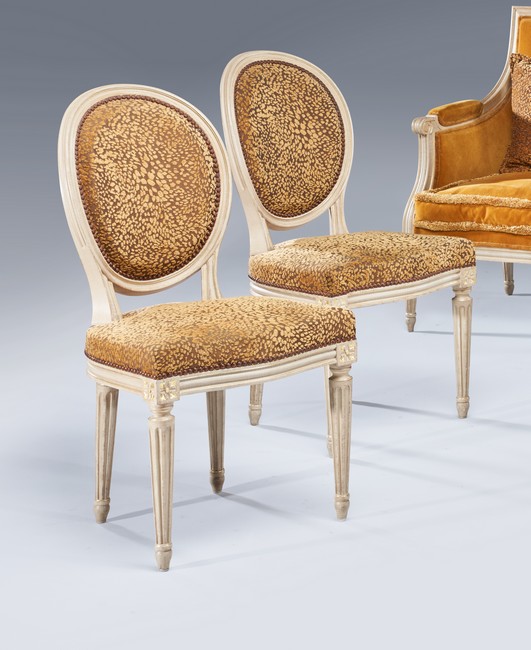 PAIRE DE CHAISES à dossier médaillon cabriolet,...