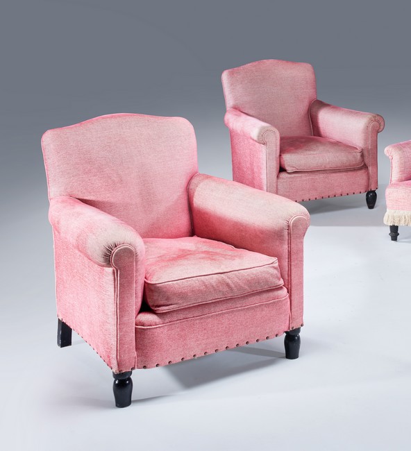 PAIRE DE FAUTEUILS confortables à dossier...