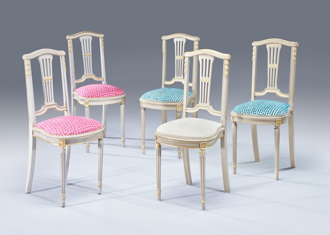 SUITE DE CINQ CHAISES à dossier en anse de...
