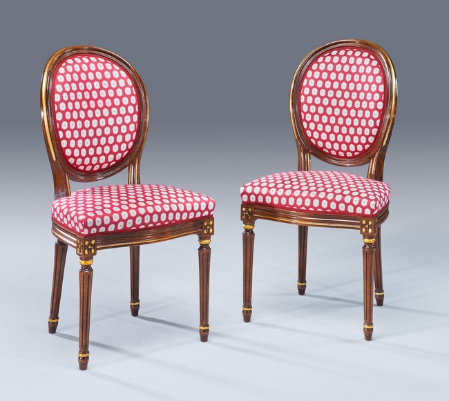 PAIRE DE CHAISES à dossier médaillon cabriolet,...