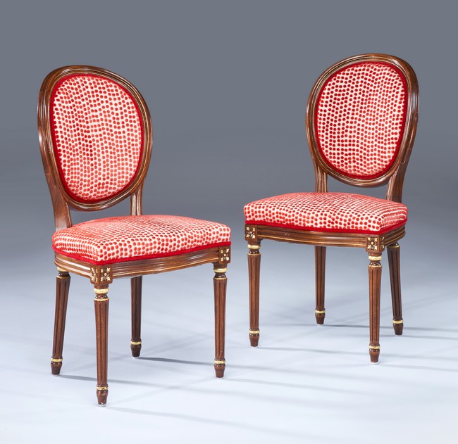 PAIRE DE CHAISES à dossier médaillon cabriolet...