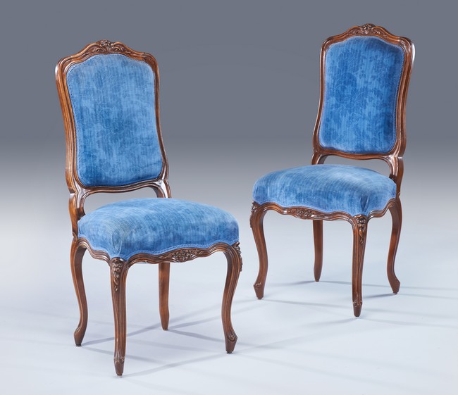 PAIRE DE CHAISES à haut dossier plat violoné...