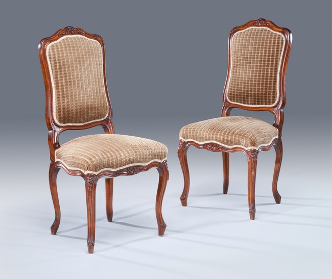 PAIRE DE CHAISES à dossier violoné en bois...