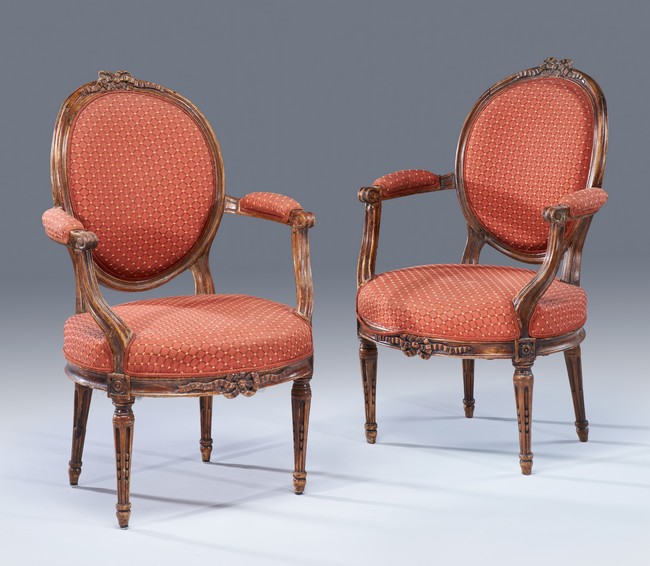 PAIRE DE FAUTEUILS à dossier médaillon cabriolet,...