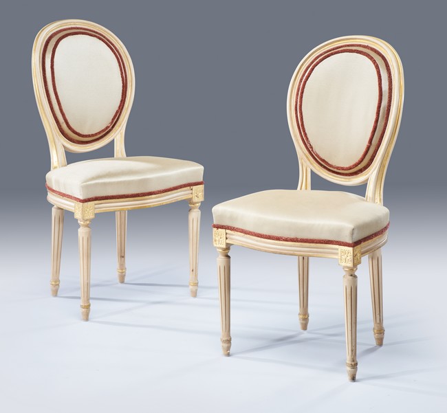 PAIRE DE CHAISES à dossier médaillon cabriolet,...