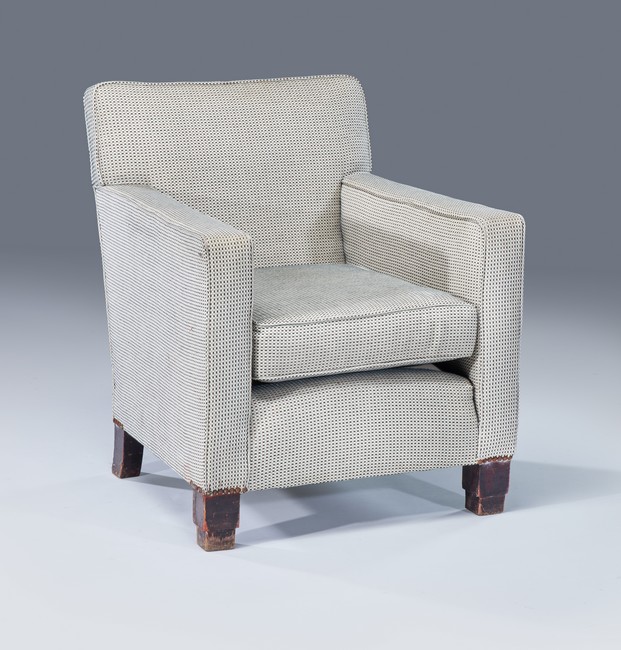 FAUTEUIL CLUB à dossier droit reposant sur...