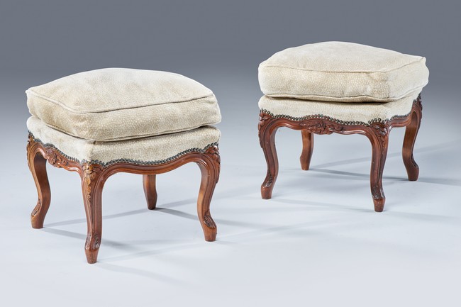 PAIRE DE PETITS TABOURETS carrés en bois...
