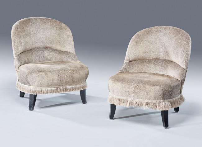 PAIRE DE FAUTEUILS CRAPAUDS en bois noirci....