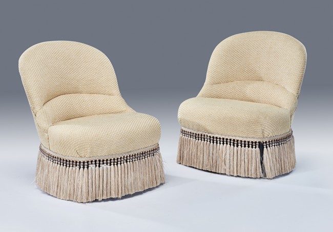 PAIRE DE FAUTEUILS CRAPAUDS en bois noirci....