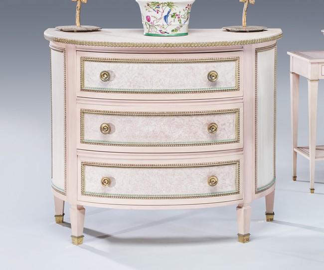 COMMODE demi-lune en bois mouluré sculpté...