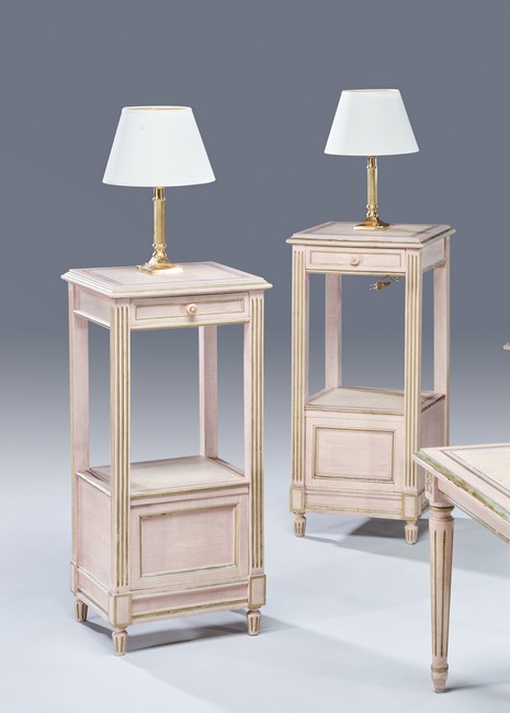 PAIRE DE TABLES DE CHEVET carrés, à hauteur...