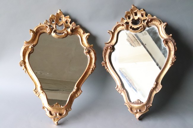 PAIRE DE MIROIRS de forme écusson en bois...