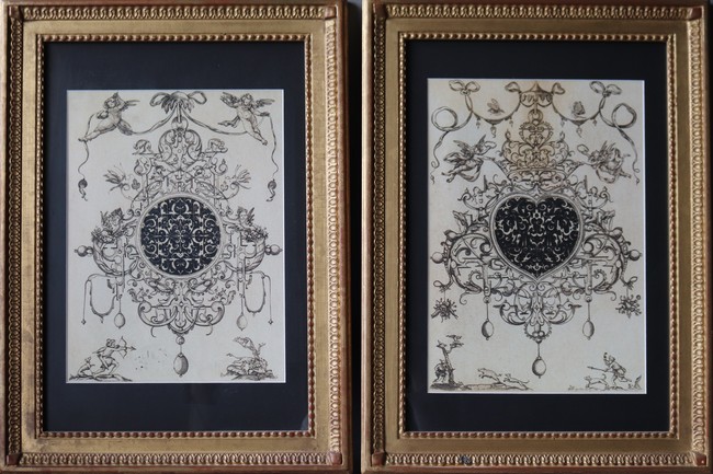 PAIRE DE REPRODUCTIONS en noir à décor d'armoiries...