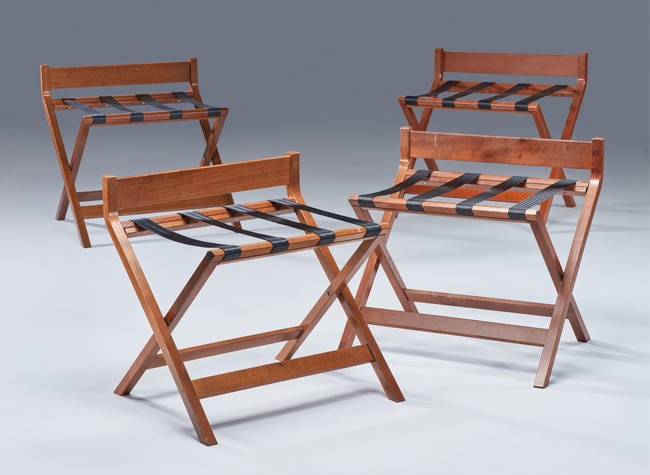 QUATRE PORTE-BAGAGES pliants en bois teinté...