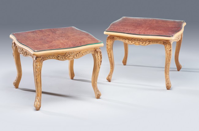 PAIRE DE PETITES TABLES BASSES en bois laqué...