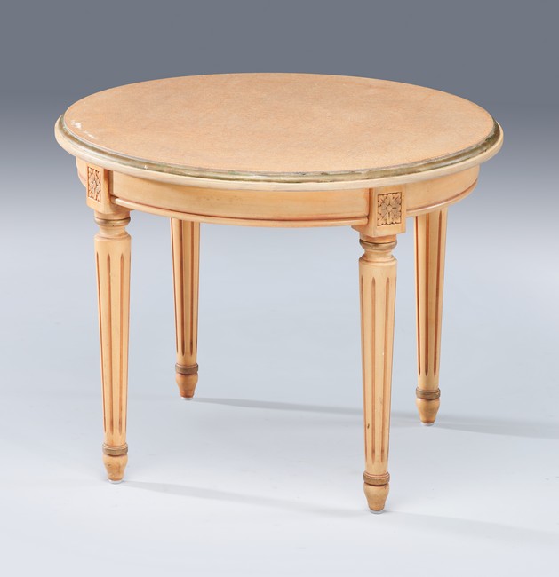 TABLE BASSE RONDE en bois laqué orange, quatre...