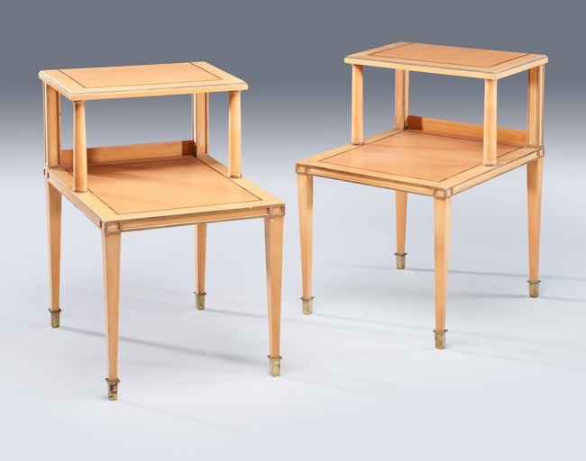 PAIRE DE TABLES DE CHEVET en bois mouluré...