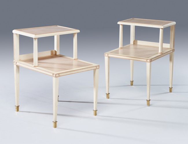 PAIRE DE TABLES DE CHEVET en bois mouluré...
