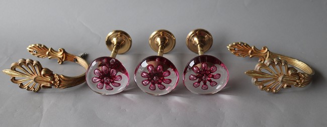 TROIS PATERES en laiton doré à boutons en...