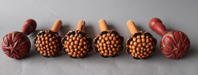 TROIS PAIRES DE PATERES en bronze doré et...