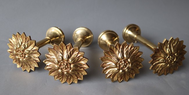DEUX PAIRES DE PATERES en bois sculpté laqué...