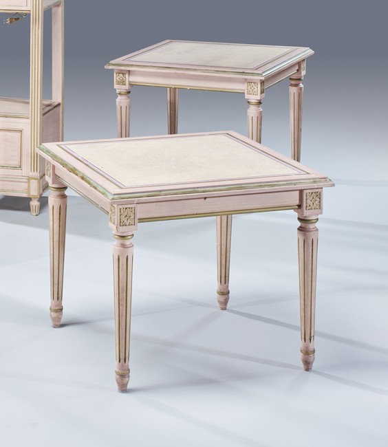 PAIRE DE TABLES BASSES, carrées, en bois...