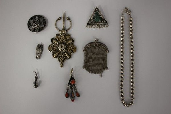 LOT DE BIJOUX en argent divers dont fibule,...
