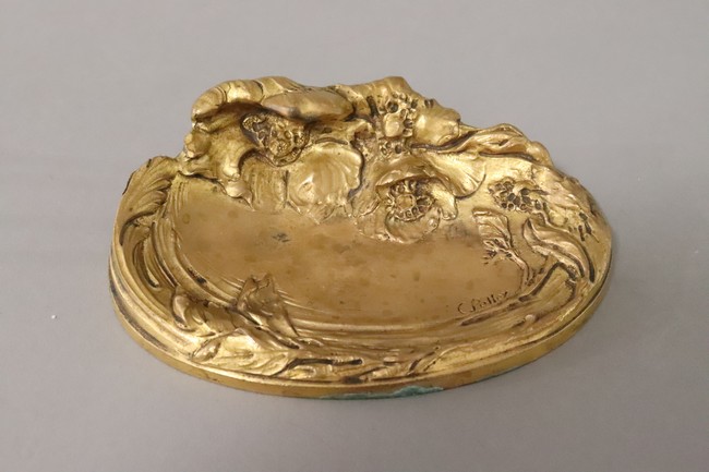 VIDE-POCHE en bronze doré à décor de feuillage...