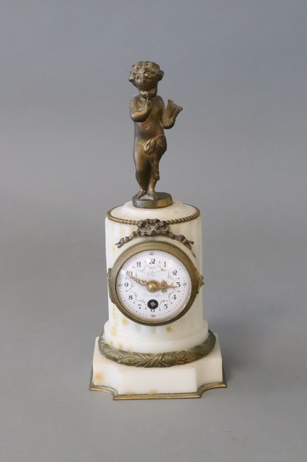 PENDULETTE de forme borne en marbre blanc...