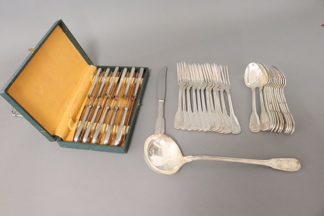 MÉNAGÈRE en métal argenté modèle à coquille,...
