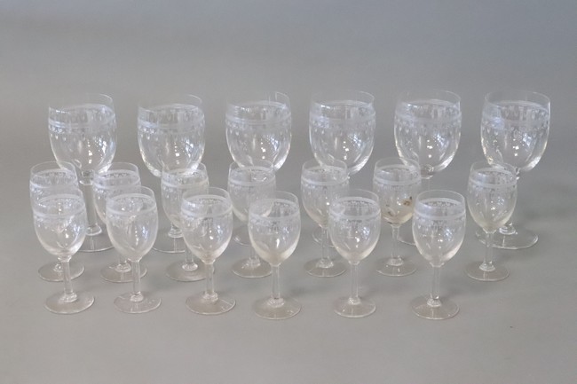 SERVICE DE VERRES à pied en cristal gravé...