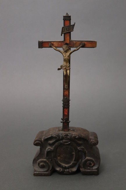 CRUCIFIX en bois sculpté et marqueterie d'écailles...