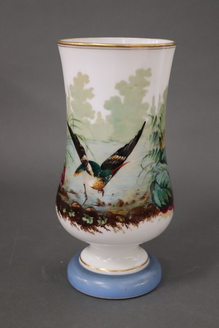 VASE balustre en opaline à décor polychrome...